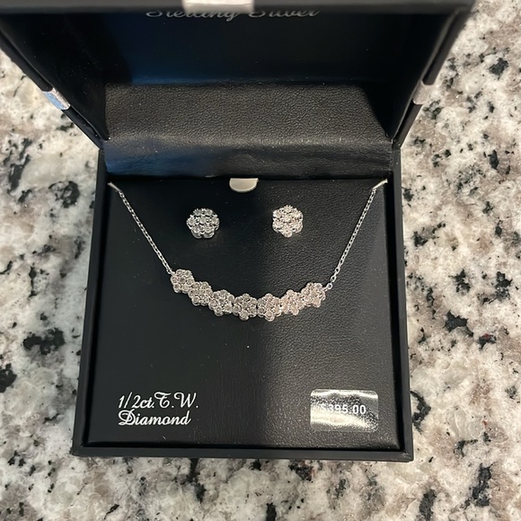 NWT 0.5 cttw Diamond Flower Cluster Stud Earrings & Necklace - Picture 4 of 5